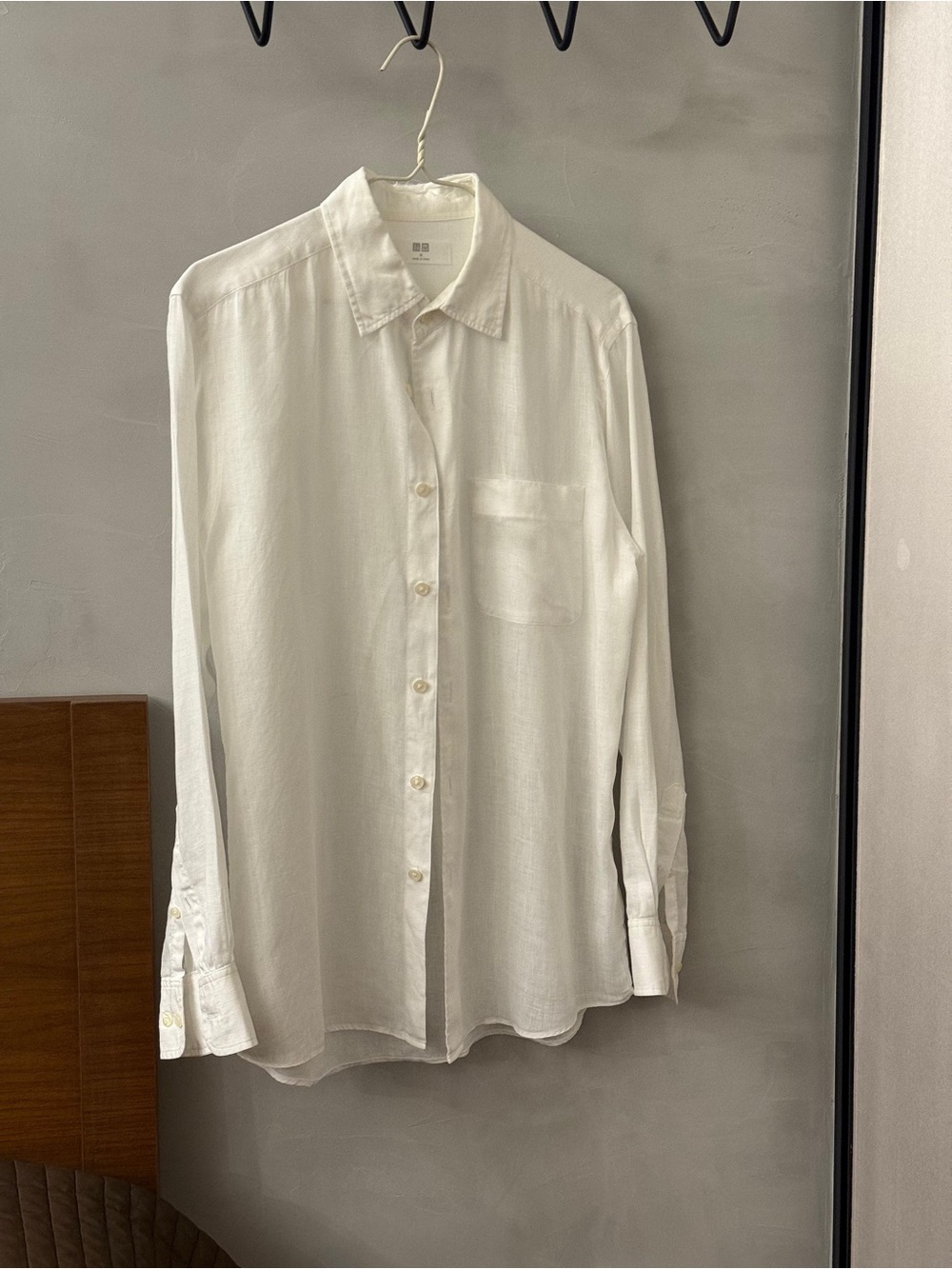 Uniqlo White Men's Long Sleeve Button-Down Shirt with Pocket. Linen